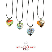 Load image into Gallery viewer, Pendentif Coeur en Cristal 25 mm. Cordon noir effet cuir réglable (50/55 cm) Le modèle se décline en différents coloris : - Rouge/vert/Jaune - Bleu/vert/Blanc - Bleu/blanc - Orange/brun/blanc