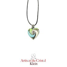 Load image into Gallery viewer, Pendentif Coeur en Cristal 25 mm. Cordon noir effet cuir réglable (50/55 cm) Le modèle se décline en différents coloris : Bleu/vert/Blanc