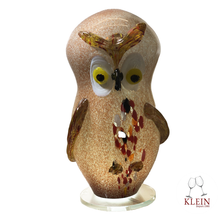 Load image into Gallery viewer, Lampe Chouette Polychrome en Cristal création de la Maison Klein Artisan du Cristal Modèle "Lulu" allumée