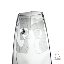 Charger l'image dans la galerie, Collection "Éclat" Vase Pharaon en Cristal Gravé Main Maison KLEIN 54120 Baccarat France détail décor gravé main