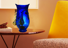 Load image into Gallery viewer, Vase visage Esprit Picasso, Lady Color, bleu mis en situation en intérieur