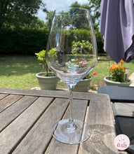 Load image into Gallery viewer, Verre dégustation de vin 43 cl mise en situation extérieur