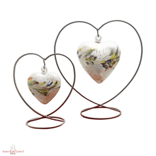 Load image into Gallery viewer, Coeur suspendu en cristal moyen et grand modèle. Support acier, coeur cristal blanc