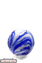 Charger l'image dans la galerie, Lampe d'ambiance polychrome modèle "Nassaué, sur socle en cristal transparent