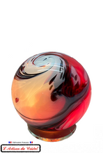 Charger l&#39;image dans la galerie, Lampe Boule en Cristal Maison Klein, modèle Puissance Rouge allumée

