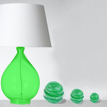 Load image into Gallery viewer, Photo d'ambiance, sulfure green lollipop, disponible en 3 tailles différentes.