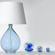 Load image into Gallery viewer, 3 tailles de sulfures différentes modèle Blue Jellyfish. Les couleurs s'accordent bien avec la lampe en cristal bleu.