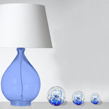 Charger l'image dans la galerie, 3 modèles sulfures de tailles différentes, mise en situation avec une lampe de chevet d'ambiance en cristal bleu.