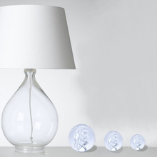 Charger l'image dans la galerie, Photo d'ambiance, sulfure presse papier modèle cyclone disponible en 3 tailles différentes.