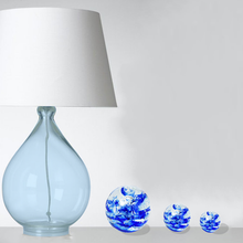 Load image into Gallery viewer, Photo d'ambiance mise en situation sulfure presse papier modèle deep blue.