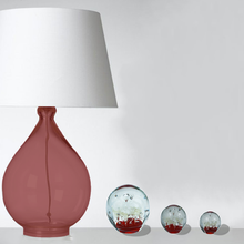 Charger l'image dans la galerie, Mise en situation des sulfures presses papier modèle fleur base rouge. Disponible en 3 tailles différentes.