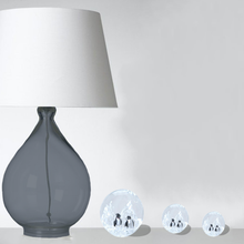 Load image into Gallery viewer, Mise en situation, sulfure presse papier, modèle "les pingouins". Modèle disponible en 3 tailles différentes.