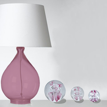 Charger l'image dans la galerie, Mise en situation sulfure presse papier pink bubbles, modèle décliné en 3 tailles différentes.