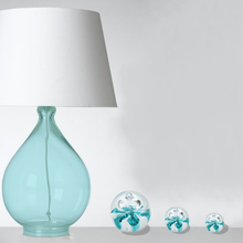 Load image into Gallery viewer, Mise en situation de sulfures presse papier modèle goute d'eau. Disponible en 3 tailles différentes pour agrémenter votre intérieur.