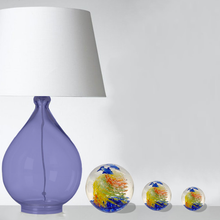 Charger l'image dans la galerie, Mise en situation du sulfure presse papier en cristal, modèle "la danse des dauphins multicolore". Disponible en 3 tailles différentes.