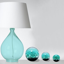 Load image into Gallery viewer, Mise en situation du sulfure presse papier, modèle la méduse verte. Il se décline en 3 tailles et agrémente parfaitement votre intérieur.