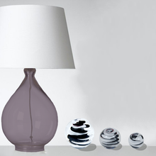 Load image into Gallery viewer, Mise en situation de sulfure presse papier, modèle spiral blanche violette. Le modèle est disponible en 3 tailles différentes.