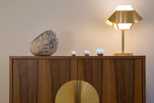 Load image into Gallery viewer, Photo d'ambiance, sulfure presse papier champagne, en tailles différentes sur une commode en bois.