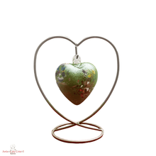 Load image into Gallery viewer, Coeur suspendu en cristal moyen modèle. Support acier, coeur cristal vert