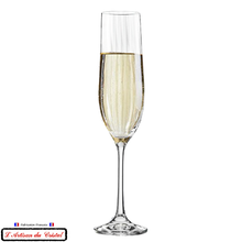 Charger l&#39;image dans la galerie, Flûte à champagne service Medicis mise en situation avec du champagne
