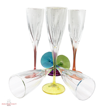 Charger l'image dans la galerie, Service arc en ciel 6 flutes à champagnes en cristal, 6 couleurs pastel assorties. Détail forme élancée des verres