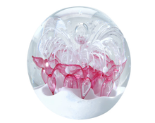 Charger l'image dans la galerie, Sulfure Presse Papier Berlingot, vu de prés pour souligner les nuances de blanc et de rose qui rappelle les couleurs des berlingots.