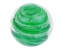 Load image into Gallery viewer, Sulfure Presse Papier en cristal modèle green lollipop. Des nuances de vert et de blanc nous rappelle un motif de sucette.