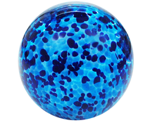 Charger l'image dans la galerie, Sulfure Presse Papier en Cristal modèle Récif de Corail. Un trio de poissons rouges dans un décor aux nuances de bleu et de vert, rehaussé par des inclusions de vert et de gris qui rappelle la beauté des fonds marins.