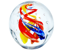 Load image into Gallery viewer, Sulfure Presse Papier en Cristal modèle "Toubillon Coloré". Un tourbillon, mélange de bleu, rouge et de jaune, au centre du sulfure qui s'étire de la base jusqu'au sommet. Le décor est rehaussé par de subtiles bulles pour un rendu délicat et moderne.