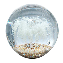 Load image into Gallery viewer, Sulfure en cristal grand model. Une base dorée, surplombée d'un motif floral blanc