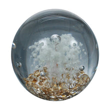 Load image into Gallery viewer, Sulfure en cristal grand model. Une base dorée, surplombée d'un motif floral blanc