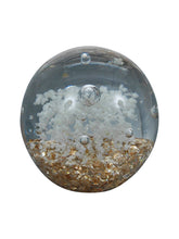 Load image into Gallery viewer, Sulfure en cristal grand model. Une base dorée, surplombée d'un motif floral blanc