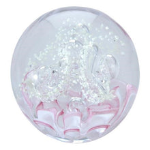 Load image into Gallery viewer, Sulfure en cristal moyen modèle. Base rose pale entourée de bulles rappelant la douceur des bonbons. Photo vue de près.