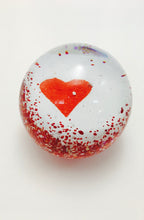 Load image into Gallery viewer, Sulfure en cristal grand model. Un coeur au milieu d'un nuage blanc