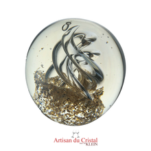 Charger l'image dans la galerie, Sulfure en cristal moyen modèle. Une base dorée au reflet de mille couleurs, surplombée d'une spirale opposant la pureté du cristal blanc aux couleurs de l'arc en ciel