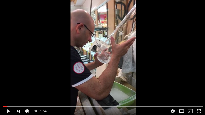 Video: Taille d'un vase en cristal avec une meule diamantée.