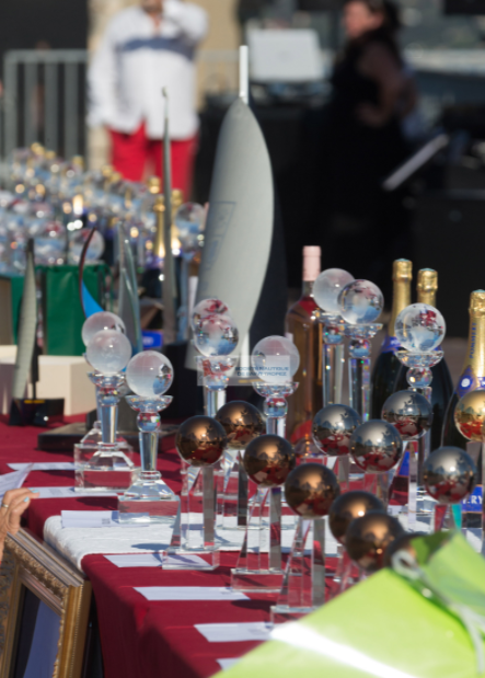 12 ans déjà que chaque année, l'Artisan du Cristal réalise les Coupes des Voiles de Saint Tropez.