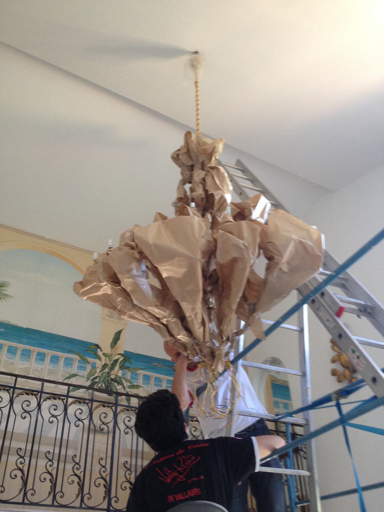 How a 48-light chandelier is mounted: the 3 most important steps.