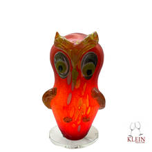 Load image into Gallery viewer, Lampe d&#39;ambiance en forme de Chouette modèle Phil. Lampe en cristal rouge incrustée d&#39;émaux de couleurs. Lampe allumée.
