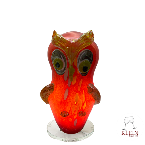 Lampe d'ambiance en forme de Chouette modèle Phil. Lampe en cristal rouge incrustée d'émaux de couleurs. Lampe allumée.