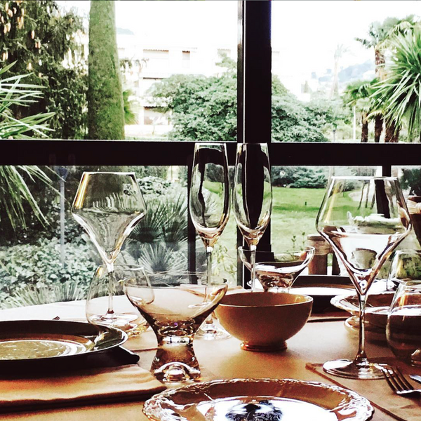 Service Riviera Mise en situation, table dressée coupe à champagne, flutes et verres à vin