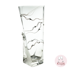 Charger l&#39;image dans la galerie, Vase en cristal modèle twist collection éclat, un décor gravé à la main vue de dos 