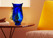 Load image into Gallery viewer, Vase visage Esprit Picasso, Lady Color,  bleu mis en situation en intérieur
