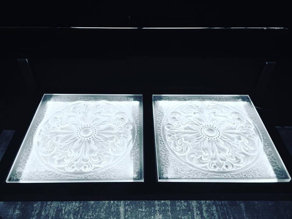 Table Manhattan: cristal et acier.