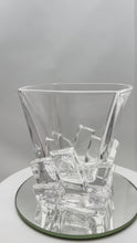 Load and play video in Gallery viewer, Verres à whisky service glacier, détail des formes rappellent des parois de glace