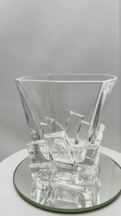 Verres à whisky service glacier, détail des formes rappellent des parois de glace