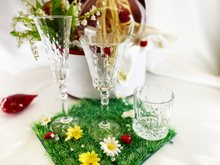 Charger l&#39;image dans la galerie, Mise en situation service mimosa verres à vin, flute à champagne et gobelet à eau ou à whisky
