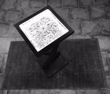Charger l&#39;image dans la galerie, Colonne Manhattan: cristal et acier.
