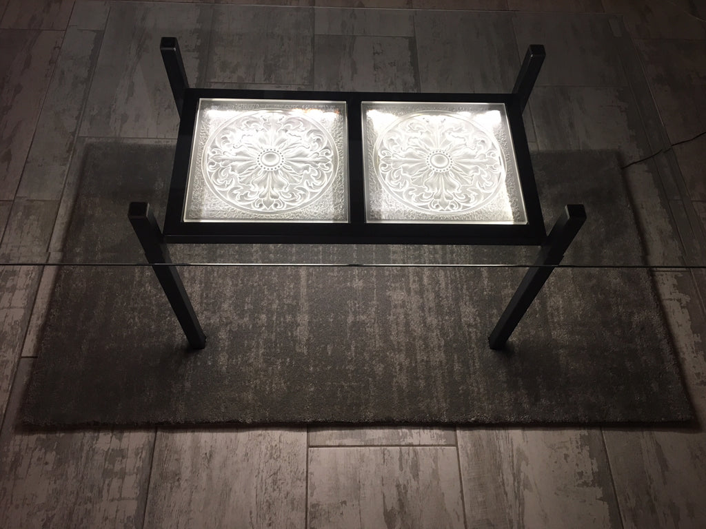 Table Manhattan: cristal et acier.