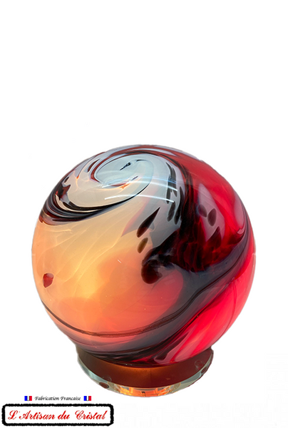 Lampe Boule en Cristal Maison Klein, modèle Puissance Rouge allumée